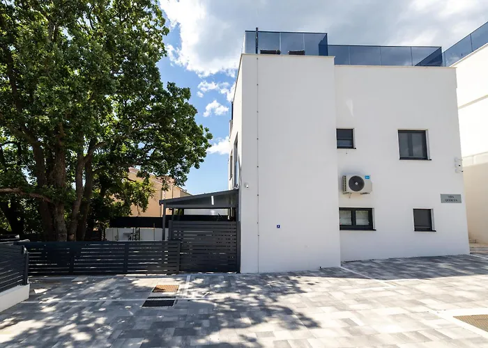 Tria Quercus Villa *